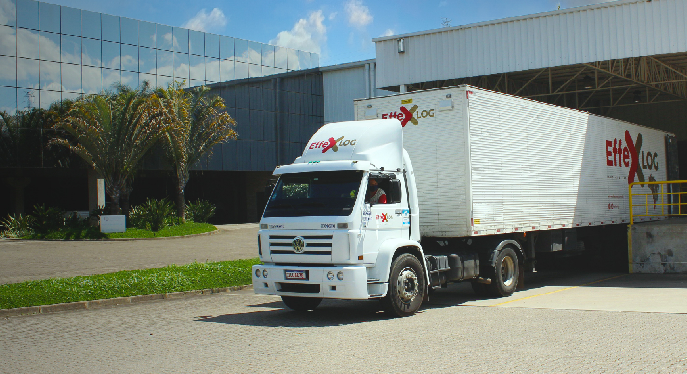 Caminhão da Effexlog estacionado na garagem da empresa.